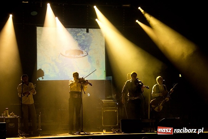 Zdjęcie w galerii na portalu naszraciborz.pl: Zakopower na finał lata przy pełnej sali RCK wiadomości z regionu