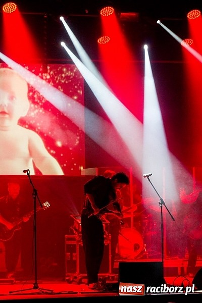 Zdjęcie w galerii na portalu naszraciborz.pl: Zakopower na finał lata przy pełnej sali RCK wiadomości z regionu