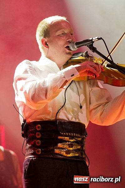 Zdjęcie w galerii na portalu naszraciborz.pl: Zakopower na finał lata przy pełnej sali RCK wiadomości z regionu