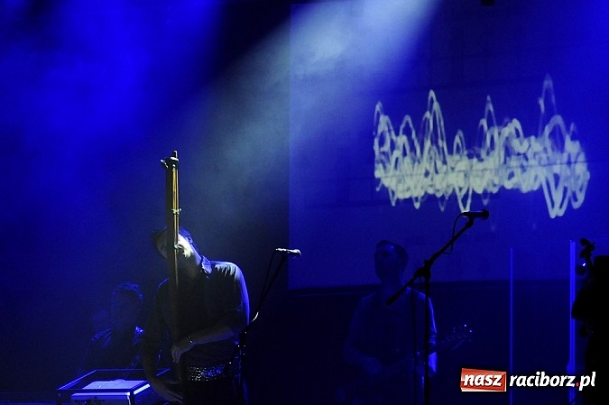 Zdjęcie w galerii na portalu naszraciborz.pl: Zakopower na finał lata przy pełnej sali RCK wiadomości z regionu