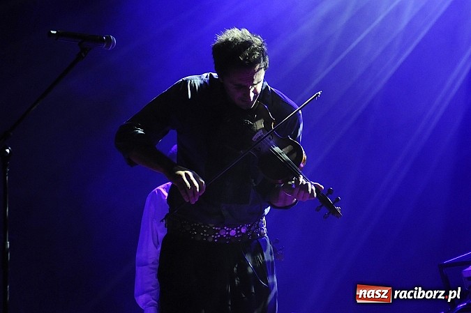 Zdjęcie w galerii na portalu naszraciborz.pl: Zakopower na finał lata przy pełnej sali RCK wiadomości z regionu