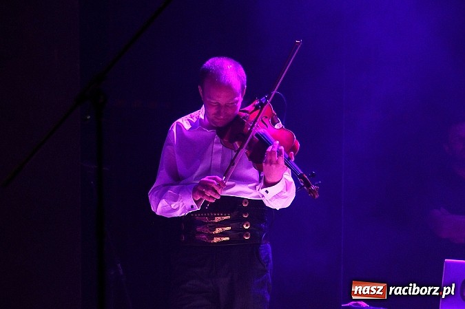 Zdjęcie w galerii na portalu naszraciborz.pl: Zakopower na finał lata przy pełnej sali RCK wiadomości z regionu