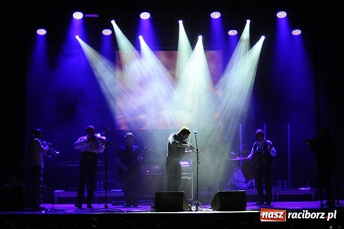 Zdjęcie w galerii na portalu naszraciborz.pl: Zakopower na finał lata przy pełnej sali RCK wiadomości z regionu