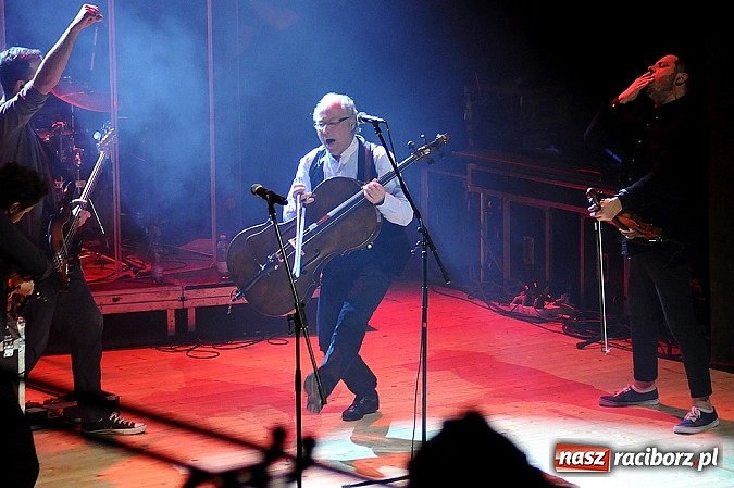 Zdjęcie w galerii na portalu naszraciborz.pl: Zakopower na finał lata przy pełnej sali RCK wiadomości z regionu