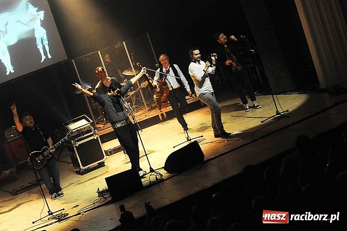 Zdjęcie w galerii na portalu naszraciborz.pl: Zakopower na finał lata przy pełnej sali RCK wiadomości z regionu