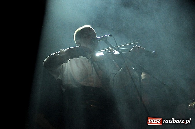 Zdjęcie w galerii na portalu naszraciborz.pl: Zakopower na finał lata przy pełnej sali RCK wiadomości z regionu