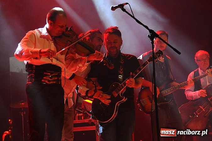 Zdjęcie w galerii na portalu naszraciborz.pl: Zakopower na finał lata przy pełnej sali RCK wiadomości z regionu