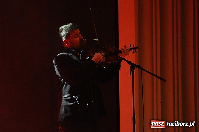 Zdjęcie w galerii na portalu naszraciborz.pl: Zakopower na finał lata przy pełnej sali RCK wiadomości z regionu