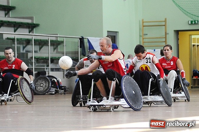 Zdjęcie w galerii na portalu naszraciborz.pl: Rugbyści na wózkach walczą w Rafako Arena wiadomości z regionu