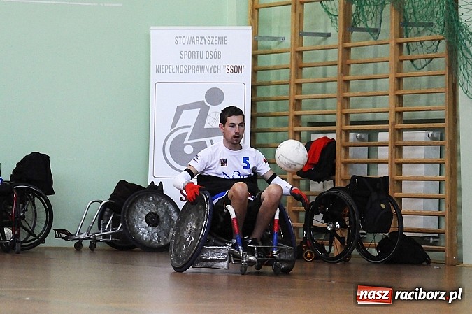 Zdjęcie w galerii na portalu naszraciborz.pl: Rugbyści na wózkach walczą w Rafako Arena wiadomości z regionu
