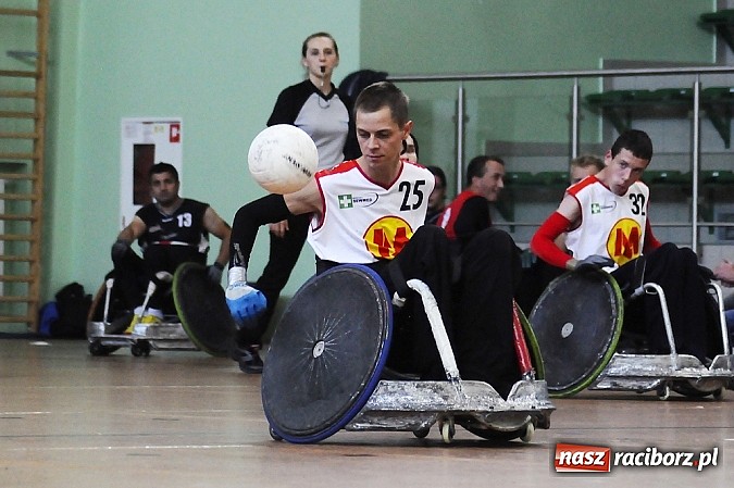 Zdjęcie w galerii na portalu naszraciborz.pl: Rugbyści na wózkach walczą w Rafako Arena wiadomości z regionu