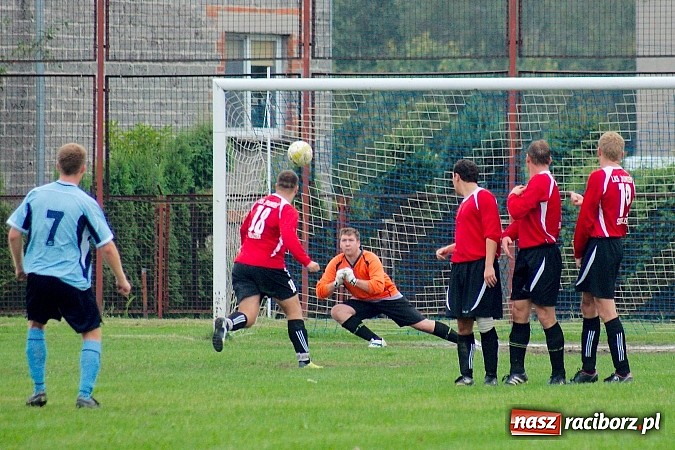 Zdjęcie w galerii na portalu naszraciborz.pl: Brzezie uratowało punkt w Siedliskach wiadomości z regionu