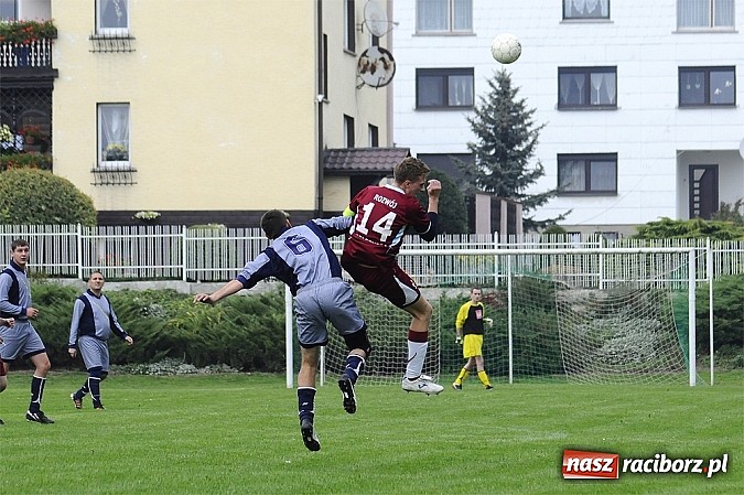 Zdjęcie w galerii na portalu naszraciborz.pl: Zwycięstwo Pietraszyna. Pierwsze od 28 kolejek wiadomości z regionu