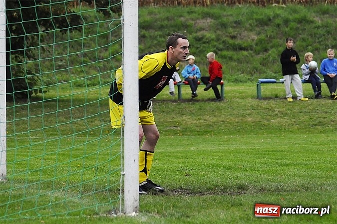 Zdjęcie w galerii na portalu naszraciborz.pl: Zwycięstwo Pietraszyna. Pierwsze od 28 kolejek wiadomości z regionu