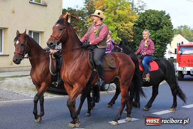 Zdjęcie w galerii na portalu naszraciborz.pl: Dożynki miejskie z barwnym korowodem, mażoretkami i górniczą orkiestrą wiadomości z regionu