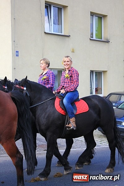Zdjęcie w galerii na portalu naszraciborz.pl: Dożynki miejskie z barwnym korowodem, mażoretkami i górniczą orkiestrą wiadomości z regionu