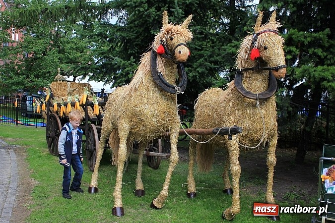 Zdjęcie w galerii na portalu naszraciborz.pl: Dożynki miejskie z barwnym korowodem, mażoretkami i górniczą orkiestrą wiadomości z regionu