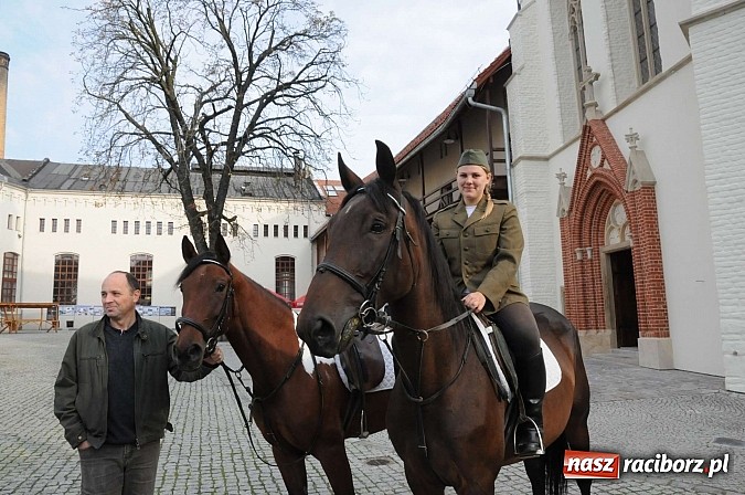 Zdjęcie w galerii na portalu naszraciborz.pl: W cztery godziny przeszli Szlakiem Husarii i Sobieskiego z Raciborza do Rud wiadomości z regionu
