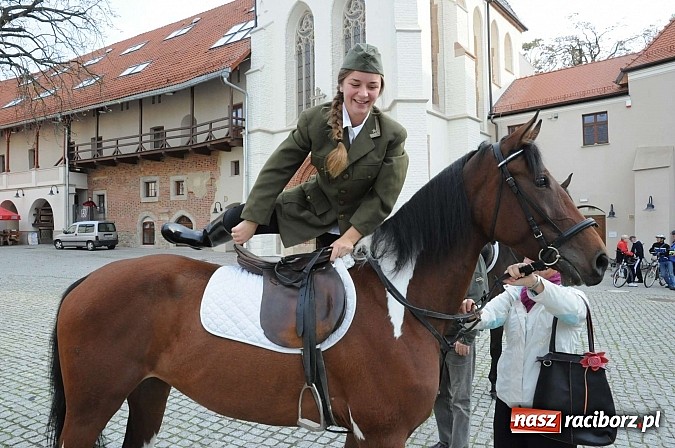 Zdjęcie w galerii na portalu naszraciborz.pl: W cztery godziny przeszli Szlakiem Husarii i Sobieskiego z Raciborza do Rud wiadomości z regionu