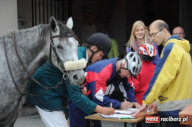 Zdjęcie w galerii na portalu naszraciborz.pl: W cztery godziny przeszli Szlakiem Husarii i Sobieskiego z Raciborza do Rud wiadomości z regionu