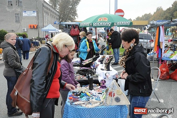 Zdjęcie w galerii na portalu naszraciborz.pl: Pogoda dopisała więc kupców nie zabrakło wiadomości z regionu