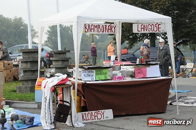 Zdjęcie w galerii na portalu naszraciborz.pl: Pogoda dopisała więc kupców nie zabrakło wiadomości z regionu