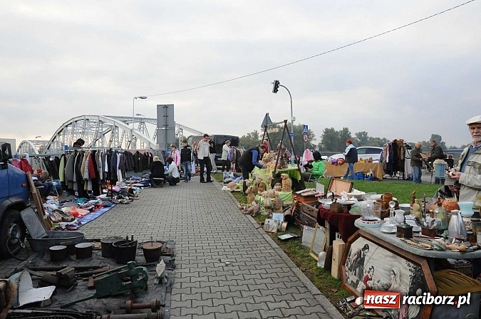 Zdjęcie w galerii na portalu naszraciborz.pl: Pogoda dopisała więc kupców nie zabrakło wiadomości z regionu