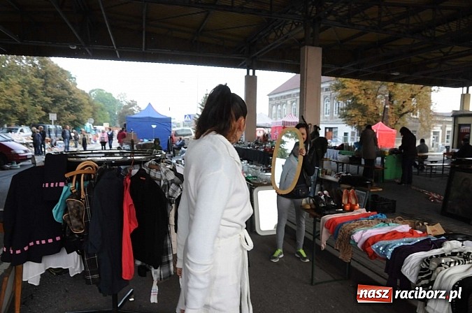 Zdjęcie w galerii na portalu naszraciborz.pl: Pogoda dopisała więc kupców nie zabrakło wiadomości z regionu