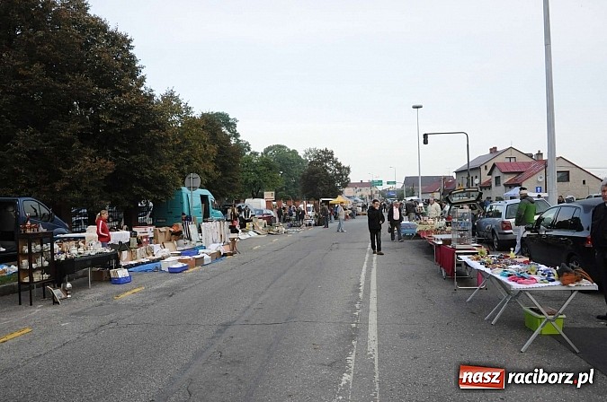Zdjęcie w galerii na portalu naszraciborz.pl: Pogoda dopisała więc kupców nie zabrakło wiadomości z regionu
