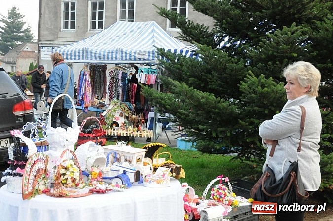 Zdjęcie w galerii na portalu naszraciborz.pl: Pogoda dopisała więc kupców nie zabrakło wiadomości z regionu