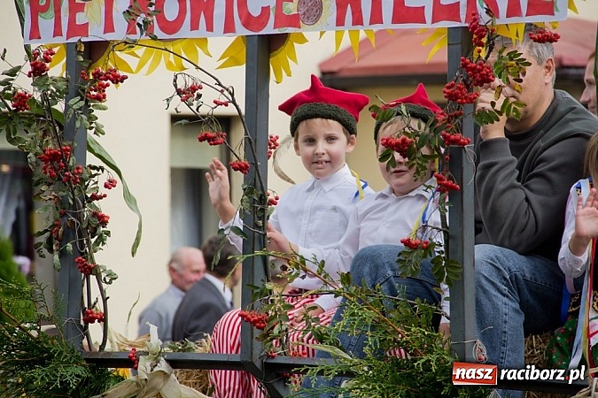 Zdjęcie w galerii na portalu naszraciborz.pl: Pietrowiczanie zamknęli dziś sezon dożynkowy wiadomości z regionu