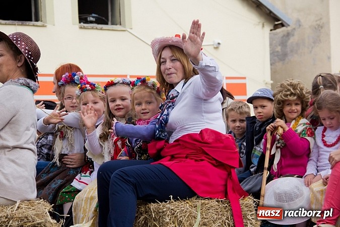 Zdjęcie w galerii na portalu naszraciborz.pl: Pietrowiczanie zamknęli dziś sezon dożynkowy wiadomości z regionu
