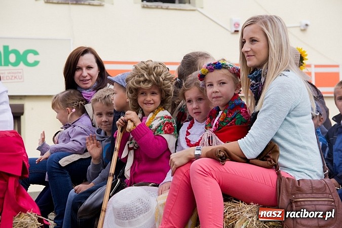 Zdjęcie w galerii na portalu naszraciborz.pl: Pietrowiczanie zamknęli dziś sezon dożynkowy wiadomości z regionu