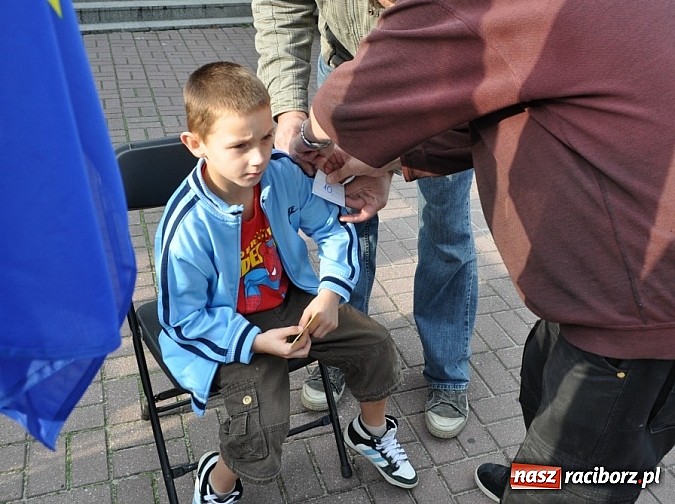 Zdjęcie w galerii na portalu naszraciborz.pl: W Kuźni rozegrano mistrzostwa gry w kapsle wiadomości z regionu