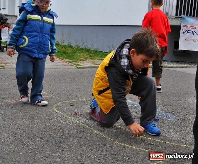 Zdjęcie w galerii na portalu naszraciborz.pl: W Kuźni rozegrano mistrzostwa gry w kapsle wiadomości z regionu