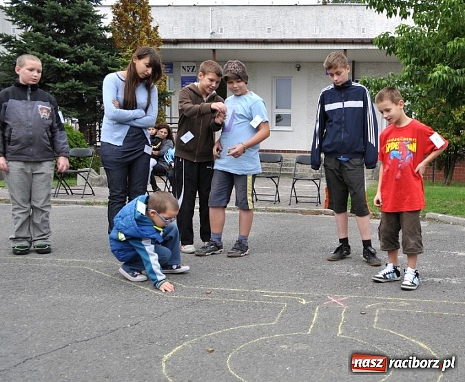 Zdjęcie w galerii na portalu naszraciborz.pl: W Kuźni rozegrano mistrzostwa gry w kapsle wiadomości z regionu