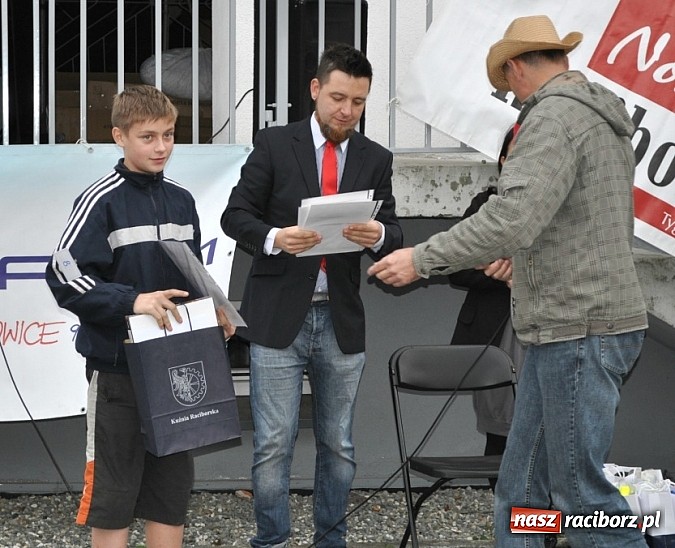 Zdjęcie w galerii na portalu naszraciborz.pl: W Kuźni rozegrano mistrzostwa gry w kapsle wiadomości z regionu