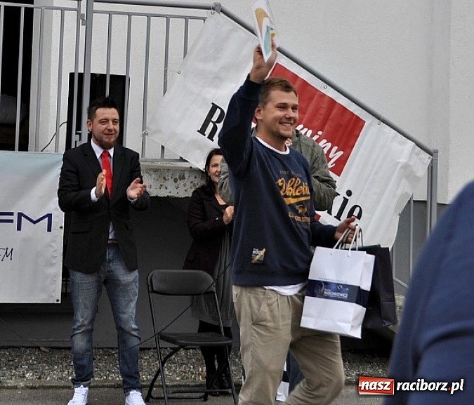 Zdjęcie w galerii na portalu naszraciborz.pl: W Kuźni rozegrano mistrzostwa gry w kapsle wiadomości z regionu