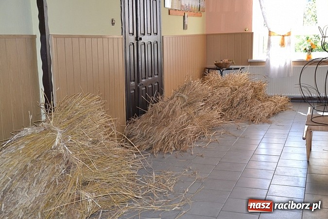 Zdjęcie w galerii na portalu naszraciborz.pl: Tak powstają dożynkowe dzieła sztuki! wiadomości z regionu