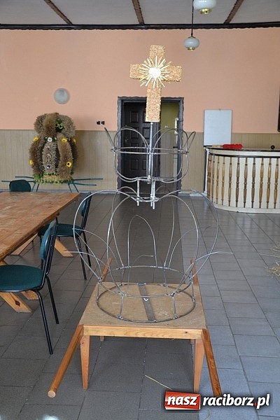 Zdjęcie w galerii na portalu naszraciborz.pl: Tak powstają dożynkowe dzieła sztuki! wiadomości z regionu