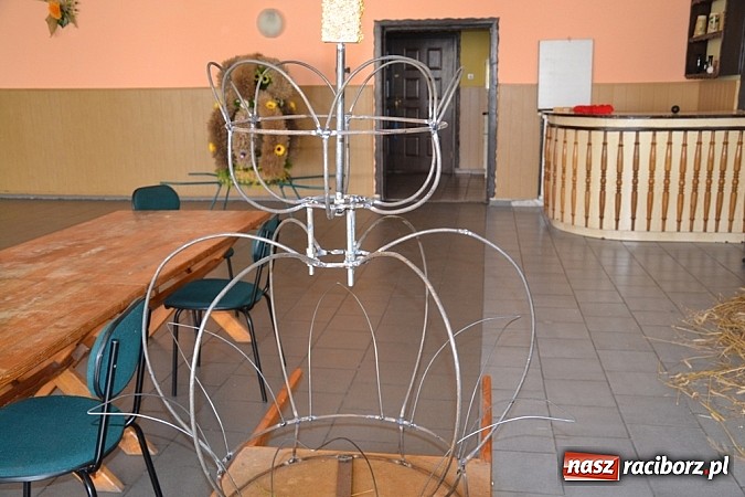 Zdjęcie w galerii na portalu naszraciborz.pl: Tak powstają dożynkowe dzieła sztuki! wiadomości z regionu