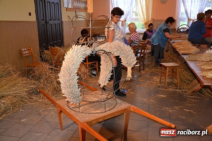 Zdjęcie w galerii na portalu naszraciborz.pl: Tak powstają dożynkowe dzieła sztuki! wiadomości z regionu