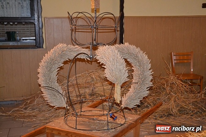 Zdjęcie w galerii na portalu naszraciborz.pl: Tak powstają dożynkowe dzieła sztuki! wiadomości z regionu