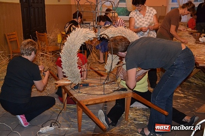Zdjęcie w galerii na portalu naszraciborz.pl: Tak powstają dożynkowe dzieła sztuki! wiadomości z regionu