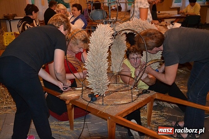 Zdjęcie w galerii na portalu naszraciborz.pl: Tak powstają dożynkowe dzieła sztuki! wiadomości z regionu