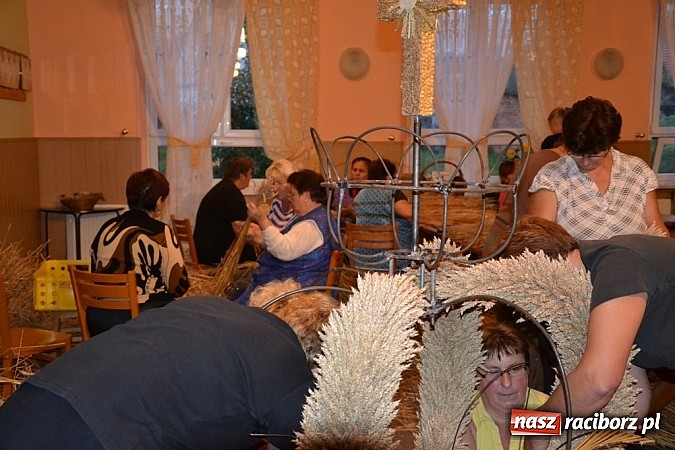 Zdjęcie w galerii na portalu naszraciborz.pl: Tak powstają dożynkowe dzieła sztuki! wiadomości z regionu