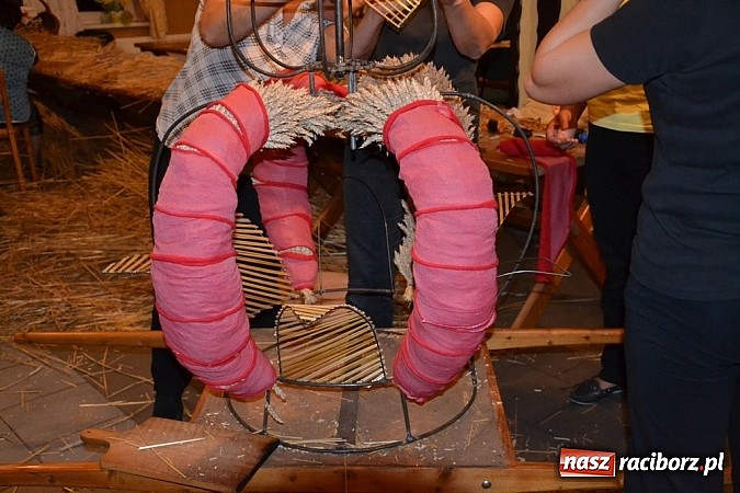 Zdjęcie w galerii na portalu naszraciborz.pl: Tak powstają dożynkowe dzieła sztuki! wiadomości z regionu