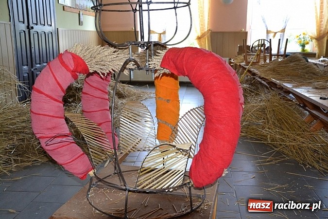 Zdjęcie w galerii na portalu naszraciborz.pl: Tak powstają dożynkowe dzieła sztuki! wiadomości z regionu