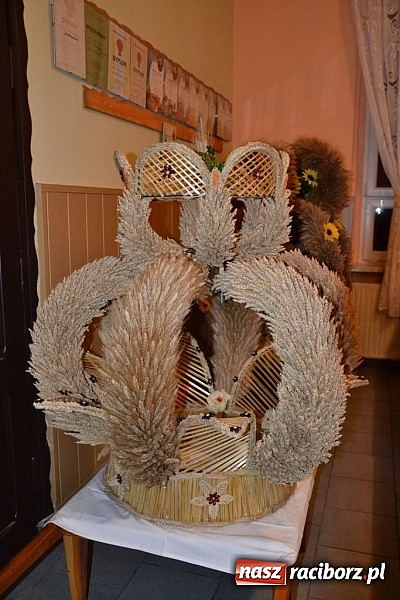 Zdjęcie w galerii na portalu naszraciborz.pl: Tak powstają dożynkowe dzieła sztuki! wiadomości z regionu