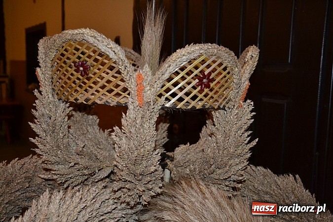 Zdjęcie w galerii na portalu naszraciborz.pl: Tak powstają dożynkowe dzieła sztuki! wiadomości z regionu